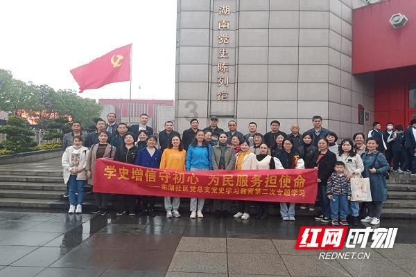 救援受困的长颈鹿